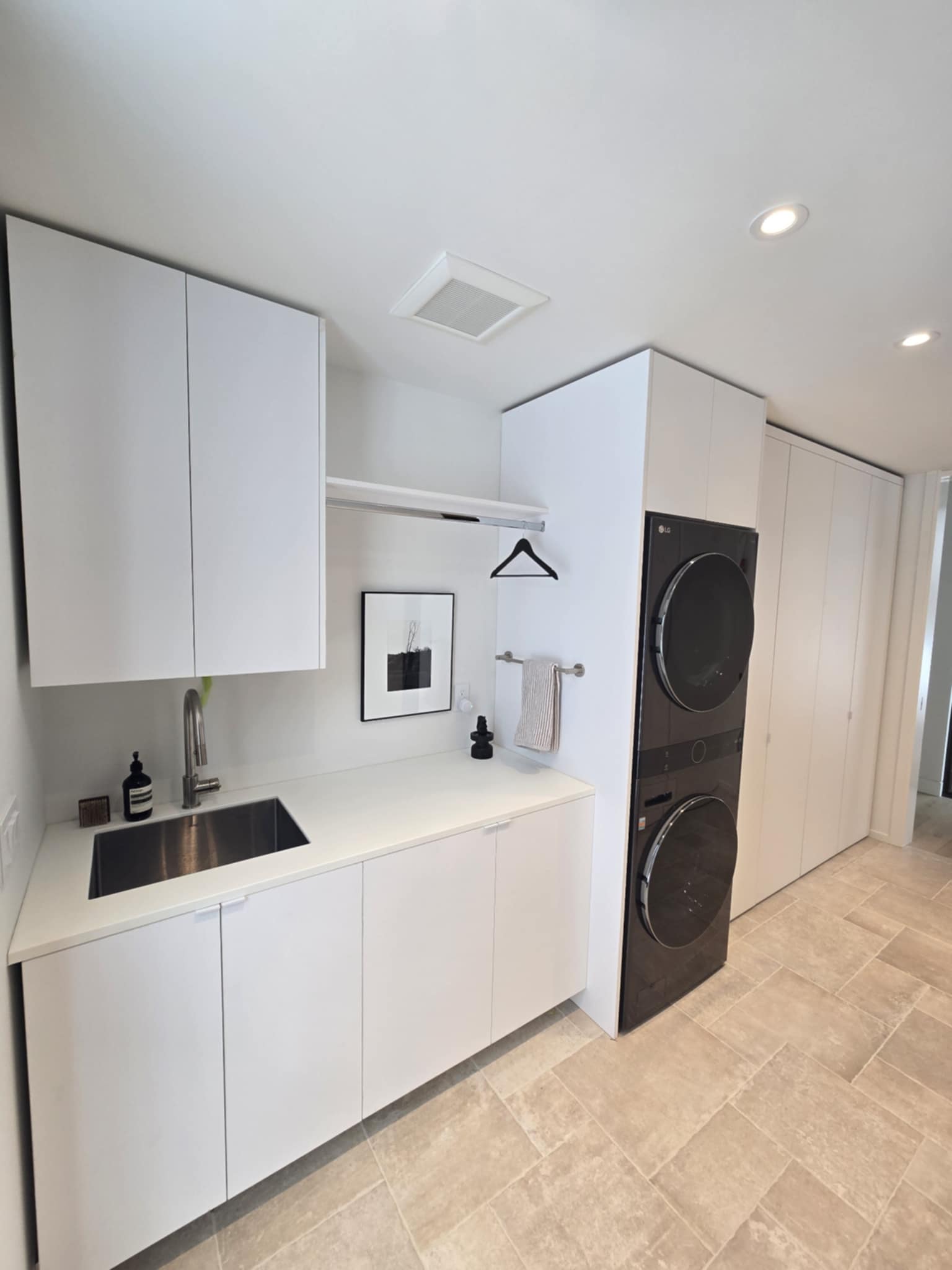 Table rock modern laundry room
